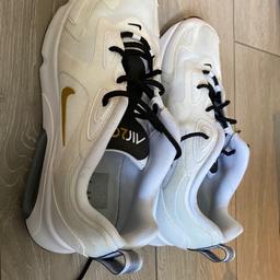 White Nike air 200 trainers in uk size 8
Trainers have been worn twice.
Please see second picture for slight make on shoe
Please ask if you have any more questions
Can be posted Royal Mail first class or collected from DE11 area