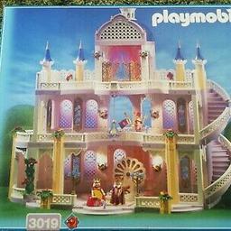 Playmobil Traumschloß mit sehr viel Zubehör, Ritter, Küche etc. 
Leichte Farbveränderungen an den Grundplatten.