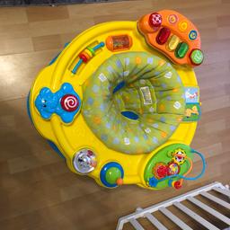 Verkaufe einen gut erhaltenen Spielcenter für Babys. Man kann ihn in 3 verschiedene Höhen einstellen und Der Sitz ist um 360 grad drehbar.  Er ist ab 6 Monaten.