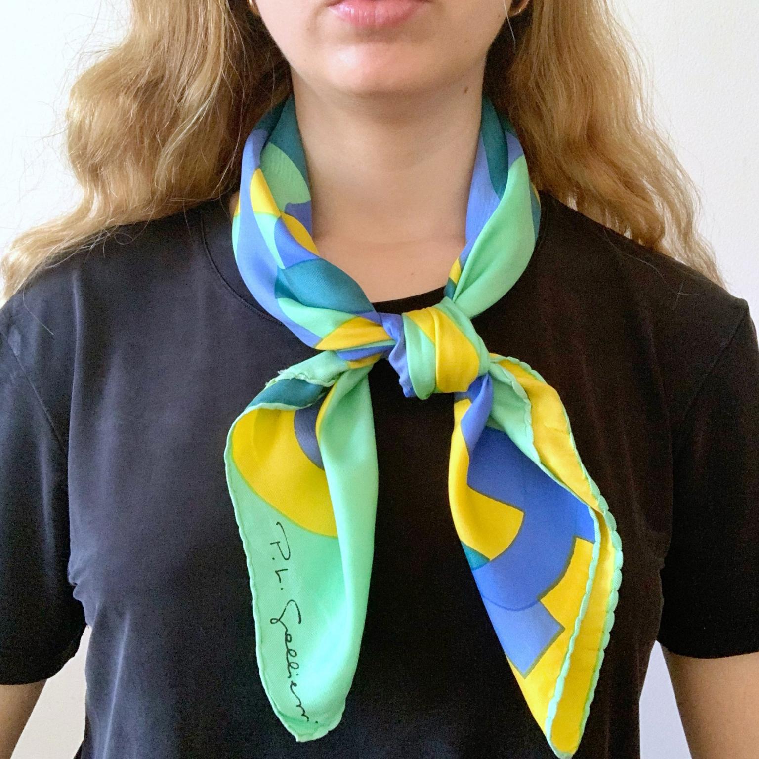 Foulard En Soie Vintage TBEG - Motif Floral Rose, 68x70 Cm - Occasion élégante