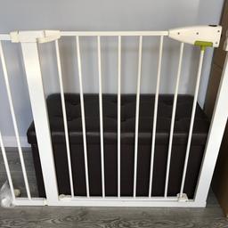 Lindam stair gate..screws extend to get good fit.
Gate width 28 inch x 30 inch height without side piece
With extension piece 34 inch but adding screws goes the extra few inches
