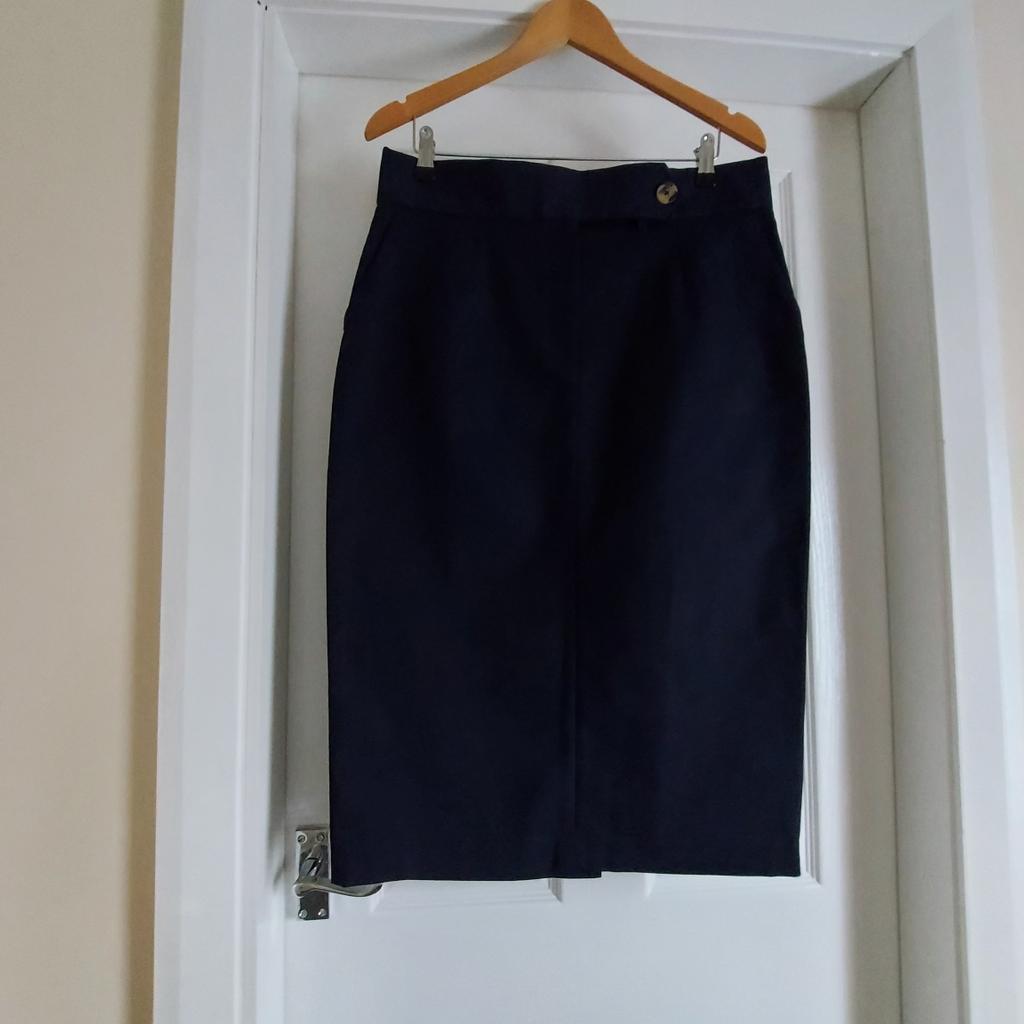 Skirt “M&S”Collection With Pockets Dark Navy Colour New With Tags

Actual Size: cm

Length: 75 cm

Length: 76 cm side

Volume Waist: 86 cm – 88 cm

Volume Hips: 96 cm – 98 cm

Size: 14 (UK) Eur 42 Long

98 % Cotton
 2 % Elastane

Exclusive of Trimmings

Made in Bangladesh