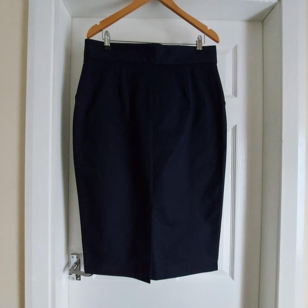 Skirt “M&S”Collection With Pockets Dark Navy Colour New With Tags

Actual Size: cm

Length: 75 cm

Length: 76 cm side

Volume Waist: 86 cm – 88 cm

Volume Hips: 96 cm – 98 cm

Size: 14 (UK) Eur 42 Long

98 % Cotton
 2 % Elastane

Exclusive of Trimmings

Made in Bangladesh