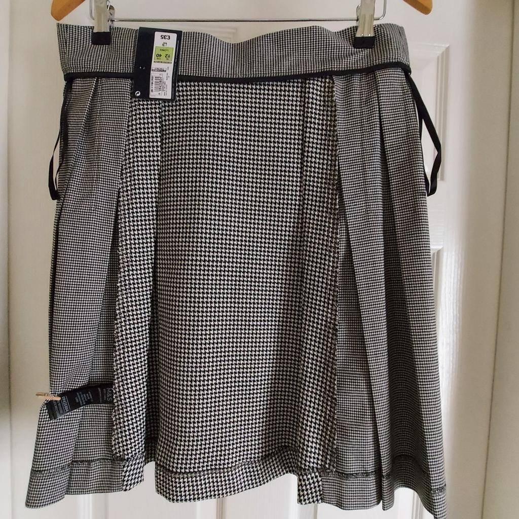 Skirt “M&S”Collection Black White Mix Colour
New With Tags

Actual Size: cm

Length: 54 cm

Length: 53 cm side

Volume Waist: 80 cm – 82 cm

Volume Hips: 84 cm – 86 cm

Size: 12 (UK) Eur 40 Long

64 % Polyester
34 % Viscose
 2 % Elastane

Made in Sri Lanka

Retail Price £ 35.00