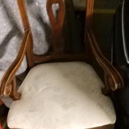 wir verkaufen 2 Antike Stühle bei interresse bitte melden
