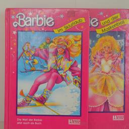 Barbie 2 Bände
Im Skiurlaub und Maskenball
Barbie ist überglücklich! Sie hat beim Wettbewerb einer Modezeitschrift den ersten Preis mit ihrem Après-Ski-Modellgewonnen.
Karneval in Venedig! Barbies Freundin Tracy, inzwischen mit einem italienischen Grafen verheiratet, lädt zum großen Maskenball ein.