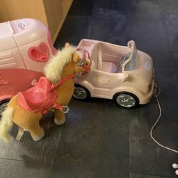 Verkaufe Baby Born Auto mit Anhänger und Pferd das auto ist von der sonne ausgebleicht!