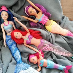 3 Erwachsene Barbie Meerjungfrauen und 
1 Kinder Meerjungfrau Marke Evi. 

Bei einer Erwachsenen Puppe ist der Schwanz mit glizzernder Flüssigkeit gefüllt - der auch leuchten kann. Bei der Kinderpuppe bewegen sich die Arme und dadurch kann sie schwimmen.