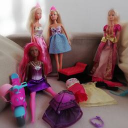 2 Barbie Puppen und 
2 Steffi Puppen
Accessoires: Kleidung, Haarbürsten...
Wie abgebildet.