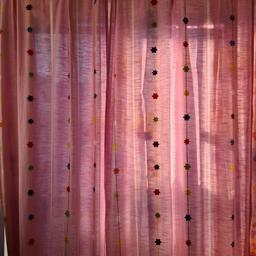 pinky curtains 
In really good condition 💖
home free from pets and smoke 🚬