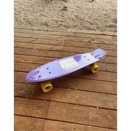•Skateboard Mini in Lila mit Gelben Rädern
•Es ist Original verpackt!
•Maximal Gewicht 80Kg
•Maße : ca.57cm Lang und ca.15cm Breit

Bei Fragen gerne melden.