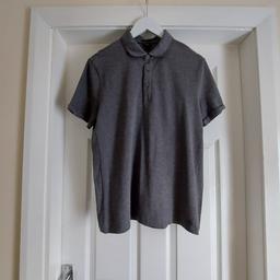 Shirt “Boss“Hugo Boss Regular Fit Grey Colour

Good Condition

There, is a small defect on the collar on the right side.
 Please,a see photo.

Actual size: cm

Length: 65 cm

Length: 40 cm from armpit side

Shoulder Width: 42 cm

Length sleeves: 19 cm

Volume Hand: 40 cm

Volume Breast: 99 cm – 1.02 m

Volume waist: 95 cm – 98 cm

Volume hips: 95 cm – 99 cm

Size: M (UK)

Quality: 87 % Cotton
 13 % Lyocell

Facing: 70 % Cotton
 30 % Lyocell

Facing 2: 100 % Polyamide