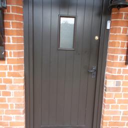AN OAK COTTAGE STYLE FRONT DOOR, STAINED IN ROSEWOOD, C/W YALE LOCK AND KEYS, HANDLE WITH LOCK AND KEYS, LETTERBOX AND HINGES SIZE H-78 inches, W- 33 inches, 2 inches thick, ( available to collect from Jan 18th ).