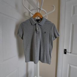Shirt "Polo Ralph Lauren" Custom Fit Pale Grey Colour Good Condition

Actual size: cm

Length: 54 cm

Length: 34 cm from armpit side

Shoulder width: 40 cm

Length sleeves: 16 cm

Volume hands: 34 cm

Breast volume: 90 cm – 95 cm

Volume waist: 87 cm – 94 cm

Volume hips: 88 cm – 98 cm

Size: L/G , 14 -16 Years (UK )

100 % Cotton

Exclusive of Decoration

Made in China