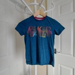 T-Shirt "baker by Ted Baker" Sea Waves Colour
Good Condition

Actual size: cm

Length: 49 cm front

Length: 51 cm back

Length: 32 cm – 33 cm from armpit side

Shoulder width: 31 cm

Length sleeves: 14 cm

Volume hands: 27 cm

Breast volume: 70 cm – 78 cm – actual size,
Chest: 25 ¼ in (UK) Eur 64 cm – on the label.

Volume waist: 66 cm – 74 cm

Volume hips: 67 cm – 75 cm

Age: 7-8 Years (UK)
 Height: 50 ½ in, Eur 128 cm

 50 % Cotton
 50 % Polyester

Made in Turkey