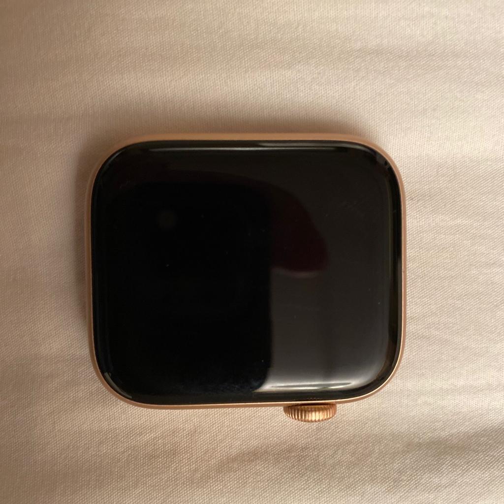 Apple Series 4 gold aluminium case 44mm, used but in
Great condition. Strap is brand new not used.