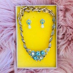Blue and gold jewellery set 🌸

#jewels #blue #jewelleryset #vintage #earrings