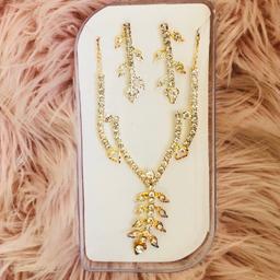 Stunning diamond necklace and earrings jewellery set 🌸

#jewellery #silver #diamond #elegant #vintage