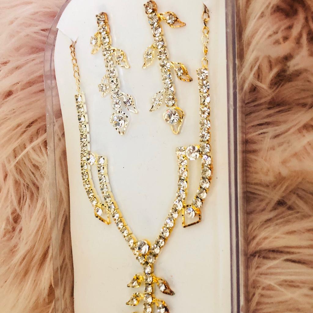 Stunning diamond necklace and earrings jewellery set 🌸

#jewellery #silver #diamond #elegant #vintage