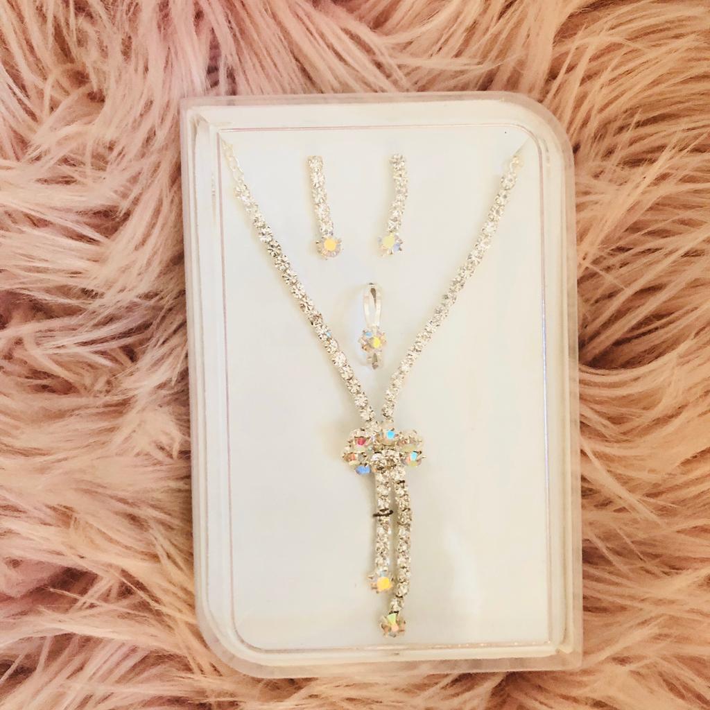 Beautiful brand new silver jewellery set 🌸

Contains necklace, ring and earrings 😍

#jewelleryset #diamond #silver #elegantjewellery #necklace
