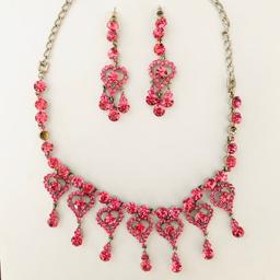 Stunning pink luxury jewellery set 🌸
Brand new
High quality
Comes in gift box

#pink #jewellery #party #xmasgift #bridesmaid