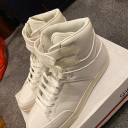 LLOYD SHOES white high top trainers men
Item number: 5055030695868
UK size 8 EU 42
Brand new boxed 
Synthetic leather outer material 
Soft fabric inner material 
Hard durable long lasting bottom outer sole rubber 
Soft inside cushion sole 
Colour white