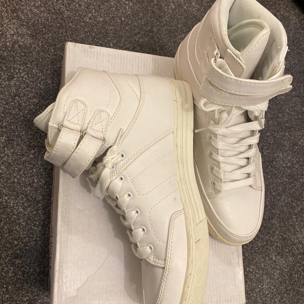 LLOYD SHOES white high top trainers men
Item number: 5055030695868
UK size 8 EU 42
Brand new boxed
Synthetic leather outer material
Soft fabric inner material
Hard durable long lasting bottom outer sole rubber
Soft inside cushion sole
Colour white