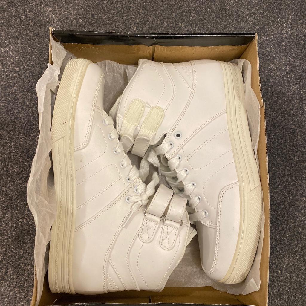 LLOYD SHOES white high top trainers men
Item number: 5055030695868
UK size 8 EU 42
Brand new boxed
Synthetic leather outer material
Soft fabric inner material
Hard durable long lasting bottom outer sole rubber
Soft inside cushion sole
Colour white
