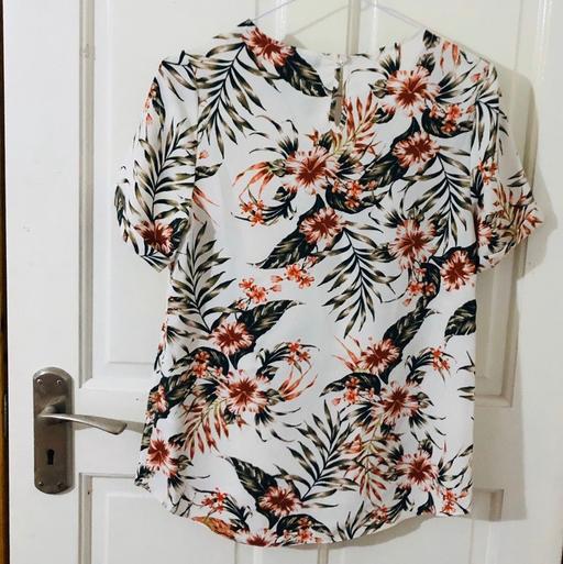 Buy & Sell Lancashire Chorley - Photos for Size 6 brand new vintage floral top