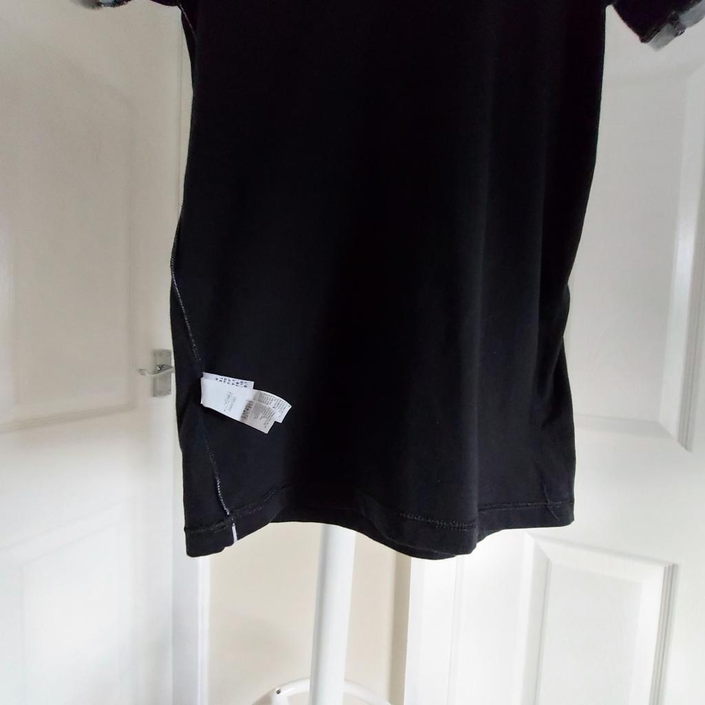 T-Shirt "D&G"Dolce&Gabbana

Junior League Authenticity

Black Colour

Good Condition

Authenticity Guaranteed by Top Security Hologram

Actual size: cm

Length: 52 cm

Length: 37 cm from armpit side

Shoulder width: 32 cm

Sleeves length: 14 cm

Volume hand: 26 cm

Volume breast: 66 cm – 74 cm

Volume waist: 66 cm – 74 cm

Volume hips: 68 cm – 76 cm

Size: 5 - 7 Years

90 % Cotton
10 % Elastane

Made in Serbia