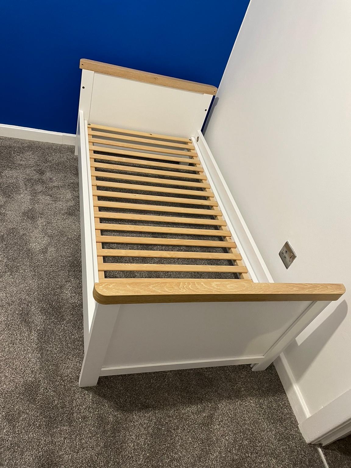 Mothercare Coat bed. White with oak top in StokeonTrent für 90,00