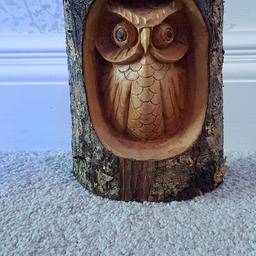 Half wooden log with owl carved in it.
Hanger on the back to hang on the wall or it can stand up on it's own.
19.5chm high