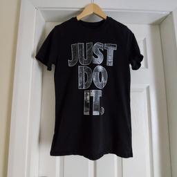 T-Shirt "Nike“

The Nike Tee Athletic Cut

 Black Colour 

Good Condition

Actual size: cm

Length: 66 cm front

Length: 68 cm back

Length: 44 cm from armpit side

Shoulder width: 37 cm

Length sleeves: 20 cm

Volume hand: 37 cm

Volume bust: 85 cm – 90 cm

Volume waist: 80 cm – 85 cm

Volume hips: 80 cm – 85 cm

Size: S

100 % Cotton

Made in Turkey