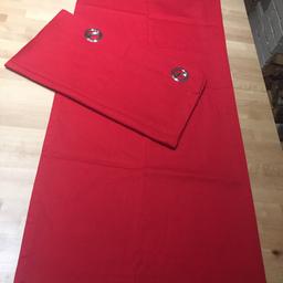Pair of 100% Cotton Red Curtains. They have 4 silver coloured eyelits and are 130cm
Long. Each curtain is 113cm wide so would cover a window that is 220cm wide. They were used to dress an empty flat whilst viewings took place. There is some slight sun damage to the backs (see pics) and a small area of pull (see pic) where I removed the plastic tag/label. Collection from Carshalton. can post for additional cost. (Box 7)