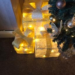 3 Christmas parcels all light up perfect for around Xmas tree

In excellent condition complete with box 

Collection from Bury BL9 9JN or can post out for extra