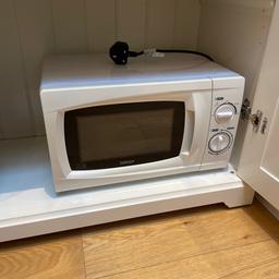 Igenix Microwave 700W
Collection only from SW5, one minute from Earl’s Court Station