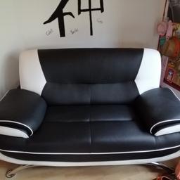 Wegen Umzug abzugeben.
Couch für 2 Personen in schwarz/weiß.
Kunstleder! Wenige Gebrauchsspuren.
Höhe : ca 86cm
Breite : ca 1,57 cm

Nur Selbstabholung in 3335 Weyer.
