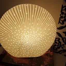 lampada di ceramica bianca perfettamente funzionante misura 35x35 cm
