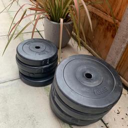 10kg x 4
5kg x 4

Total weight package 60kg

Inner hole diameter 1 inch
To fit a standard barbell, not olympic.

Collection only.