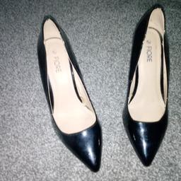 Ladies used but in good condition size 6 healed shoes