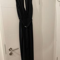 Langer schwarzer Jumpsuit mit Ausschnitt in schwarz in Größe M.