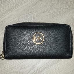 Michael Kors Inspired Leather Purse
Colour: Black with Gold
New and spotless