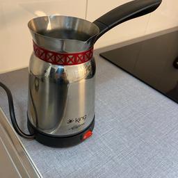 Elektrisk turkisk kaffemaskin som är väldigt sparsam använd i rostfritt stål. Funkar som den ska. Finns i Vårberg