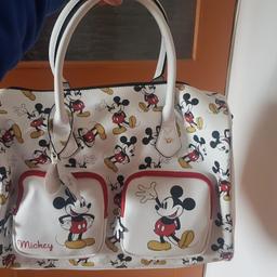 Super süsse Mickey Mouse Handtasche Neu mit Etikett.
Mit schön viel Platz
Der Schultergurt ist auch mit dabei.
Wird verkauft da ich einfach zuviele Handtaschen habe.

Bitte nur Abholung