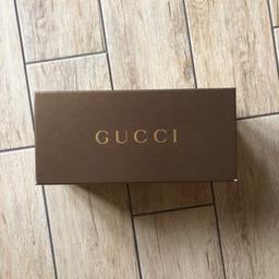Gucci-Sandali bassi di vera pelle e dettagli metallici. Comodissime, usate due volte. All’interno ho conservato lo scontrino, quindi assicuro la loro autenticità.