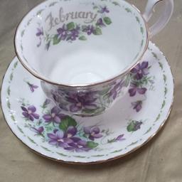 Prestigiosa tazza da tea in porcellana della ditta inglese Royal Albert.decoro flower of the month.