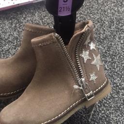 Brand new girl boot 
SIze 5