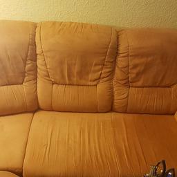 Couch,orange,  in U-Form zu verschenken, mit Schlaffunktion,  mit starken Gebrauchsspuren. 
Masse: Ottomana 1,60 lang
               grosser Teil 2,85 lang
                kurzer Teil 2,25 lang
                Tiefe 0,95 cm