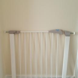 Brand-Lindam
No drill pressure fit safety gate
4 point pressure fit U frame provides solid pressure fitting
Adjusts to fit openings from 76cm-82cm
Very Good Condition
Comes from smoke free pet free home