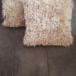 Colour-natural
Shaggy look, hesian back
Zip fastening enables covers to be washed
Very Good Condition 
Comes from smoke free pet free home